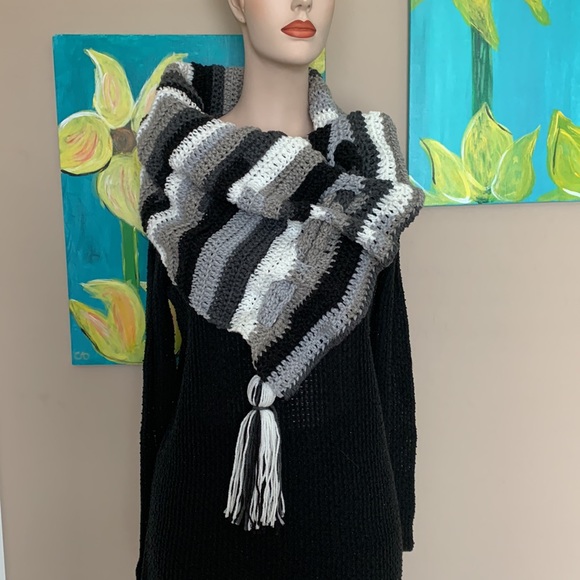 Womens crochet scarf - Picture 5 of 8